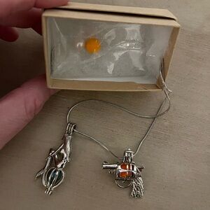 Pearl chic Necklace charms with pearl and diffuser poms